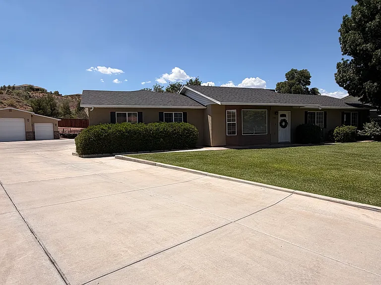 1743 W Green Valley Ln — Photo 3