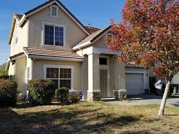 3rd image of 42 Poinsettia Ct
