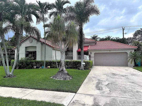 9 Dogwood Cir, Boynton Beach, FL 33436