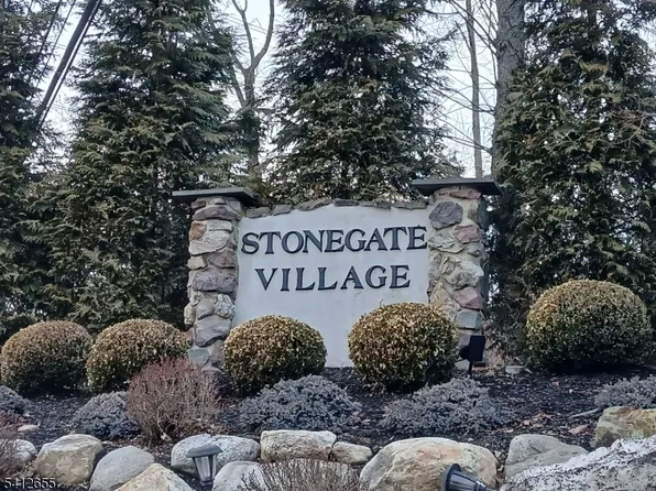 112 Stonegate Ln, Stanhope, NJ 07874