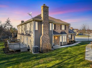 1N020 Prairie Path Ln, Winfield, IL 60190