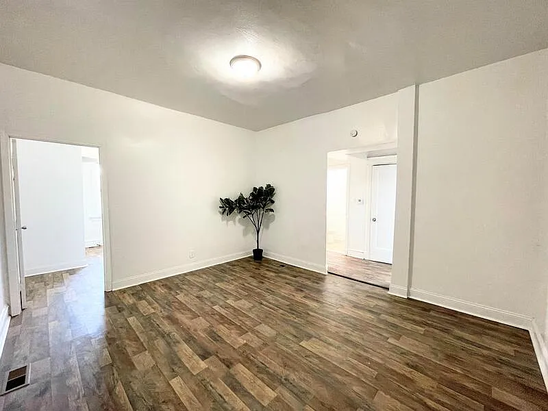 3 bed, 1.0 bath, 1000 sqft, $1,200 — Photo 3