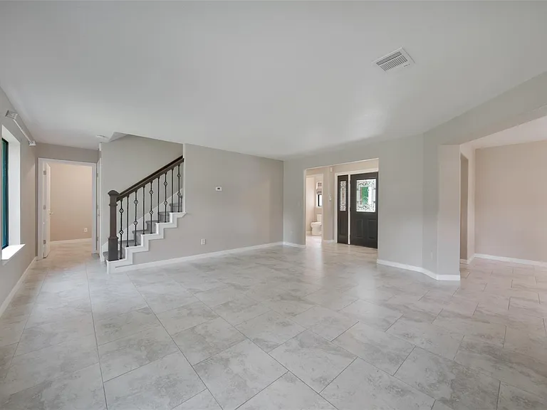 710 W Rollingwood — Photo 5