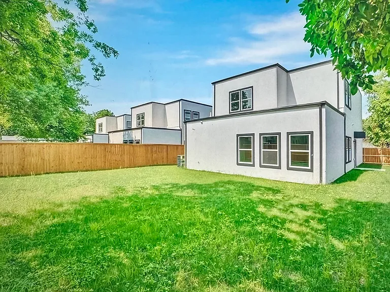 2902 Jim St — Photo 24