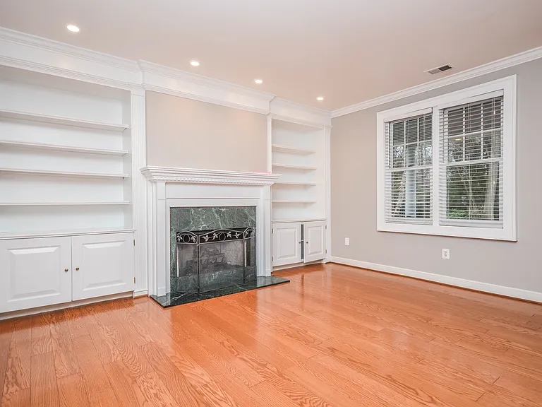 9108 Weant Dr — Photo 2