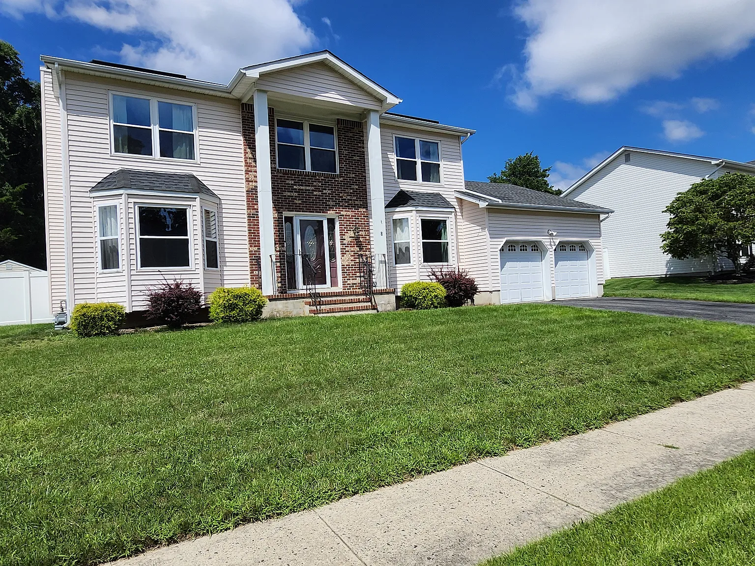 4 bed, 2320 sqft, $3,999 — Photo 3