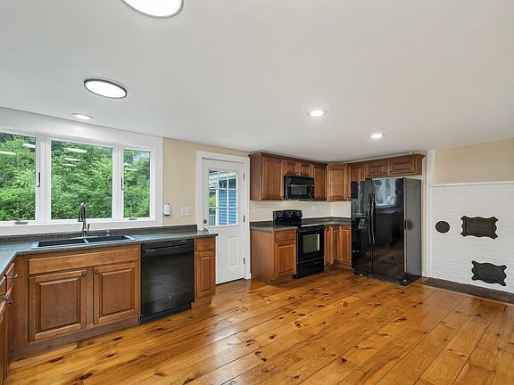 5th image of 26 Old Mont Vernon Road