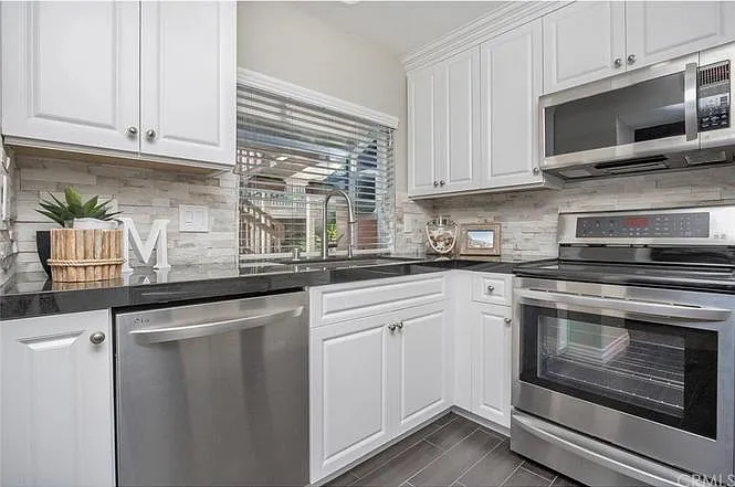 8 Corniche Dr — Photo 1