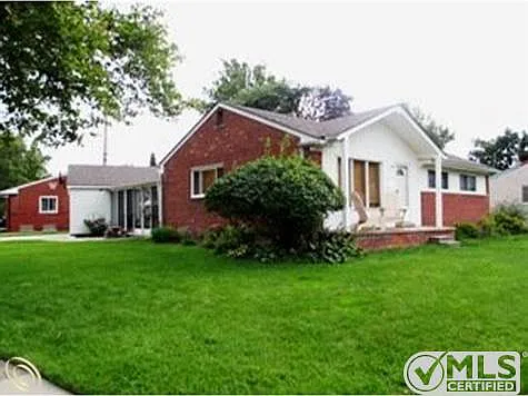 31550 Lyons Cir W photo 1