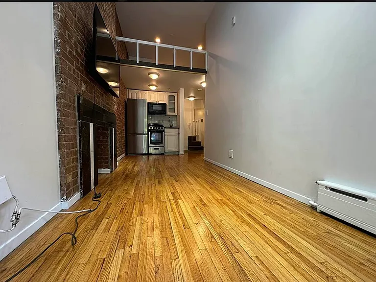370 W 46th St #1R — Photo 1
