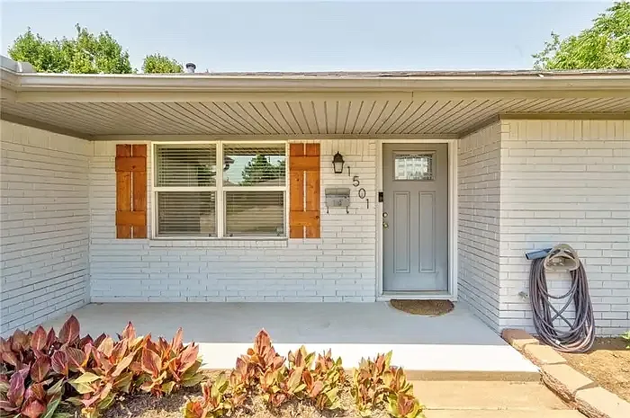 1501 Carlton Way — Photo 2