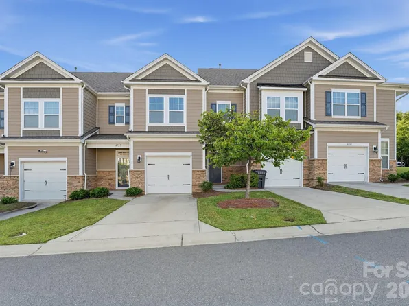 8727 Harris Lake Ln, Charlotte, NC 28269