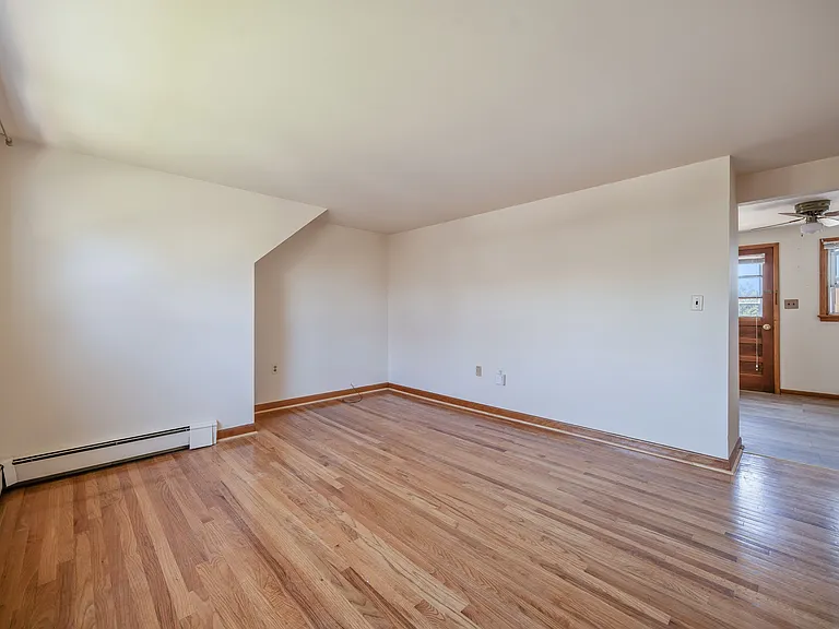 88 Maple Ave — Photo 2