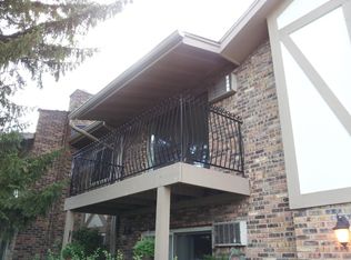 16W540 Lake Dr APT 205, Willowbrook, IL 60527