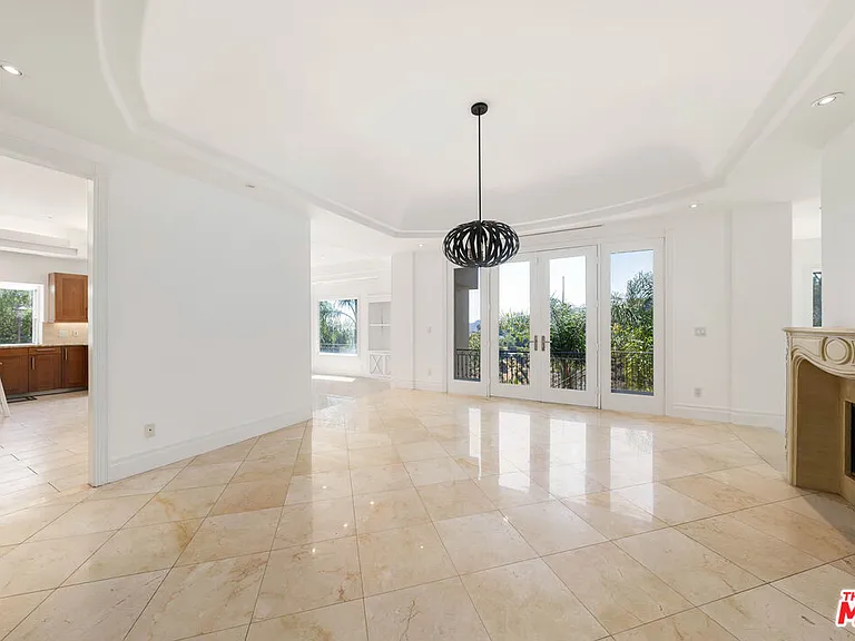1425 N Tigertail Rd — Photo 5