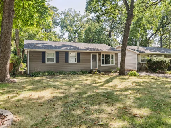 26325 N Walnut Ave, Mundelein, IL 60060