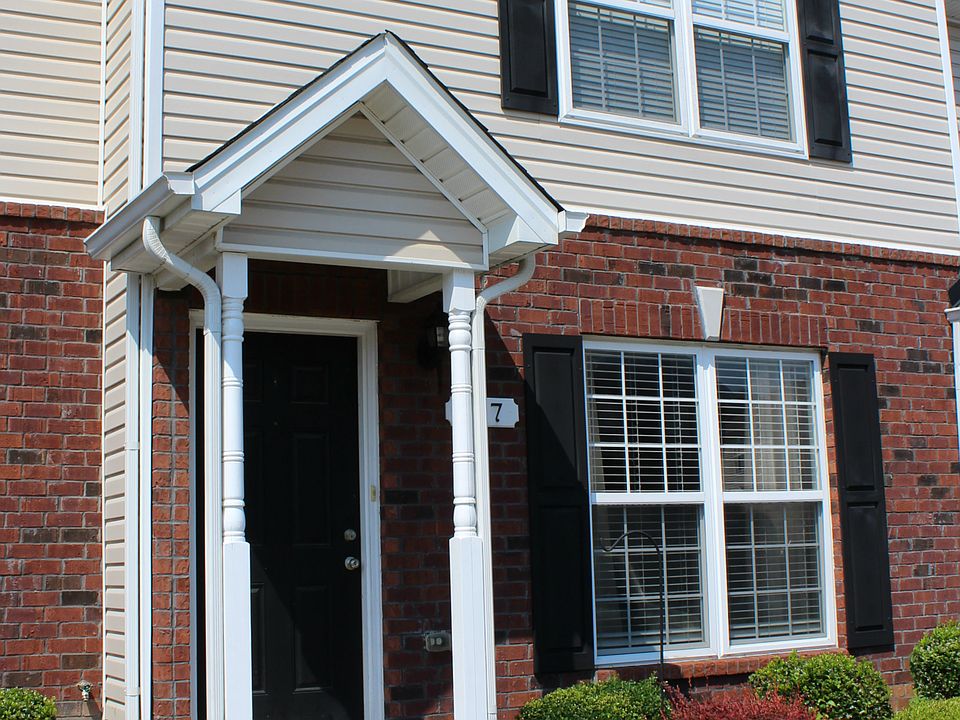 1st image of 147 Oak Valley Cir