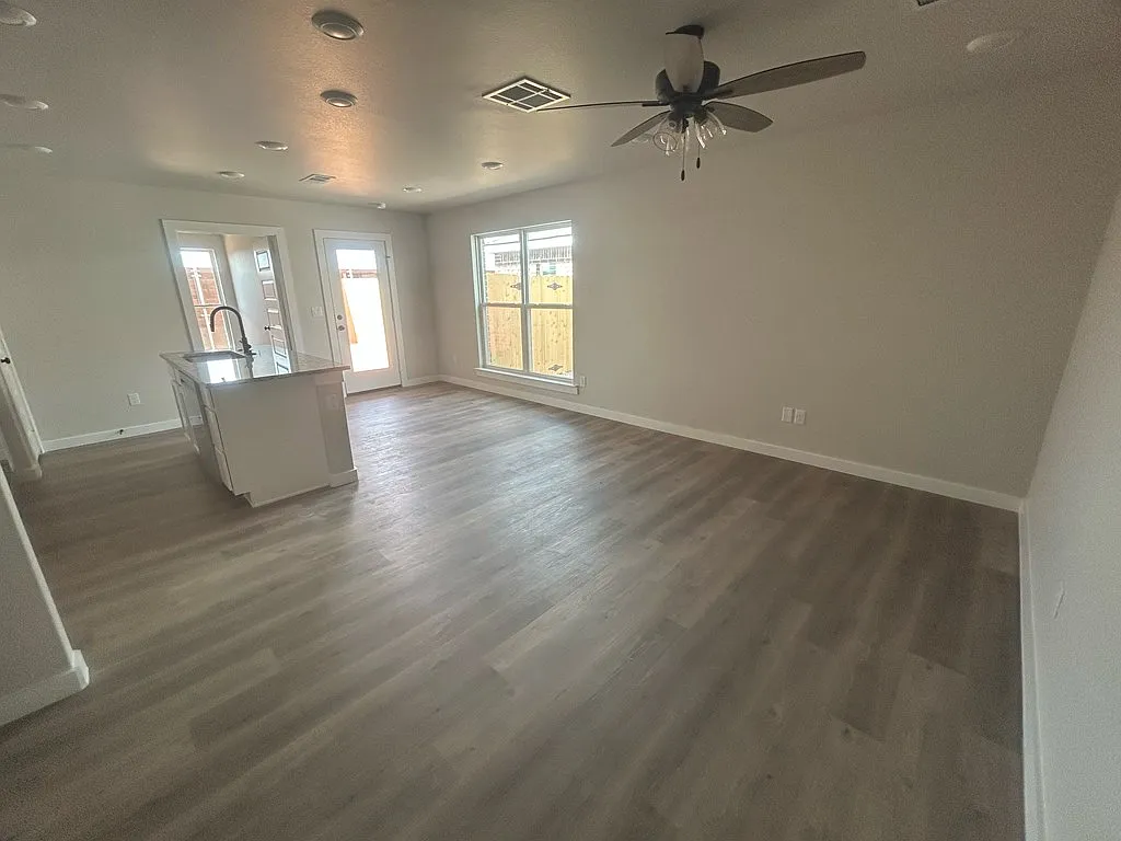 3 bed, 2.0 bath, 1100 sqft, $2,200 — Photo 2