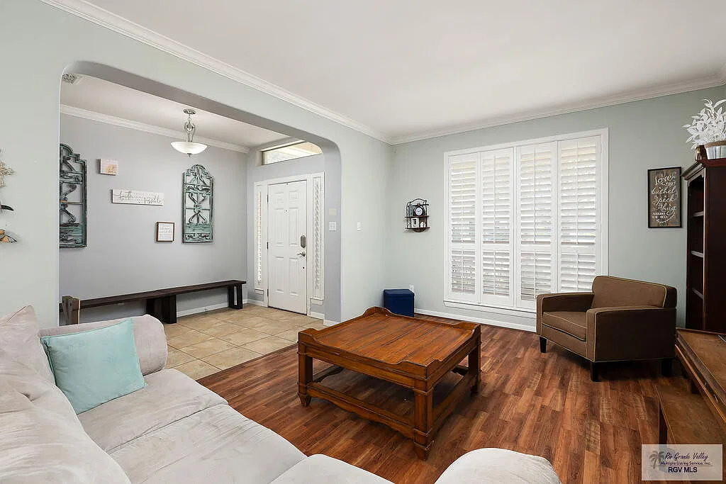 5 bed, 4.0 bath, 4696 sqft, $3,200 — Photo 2