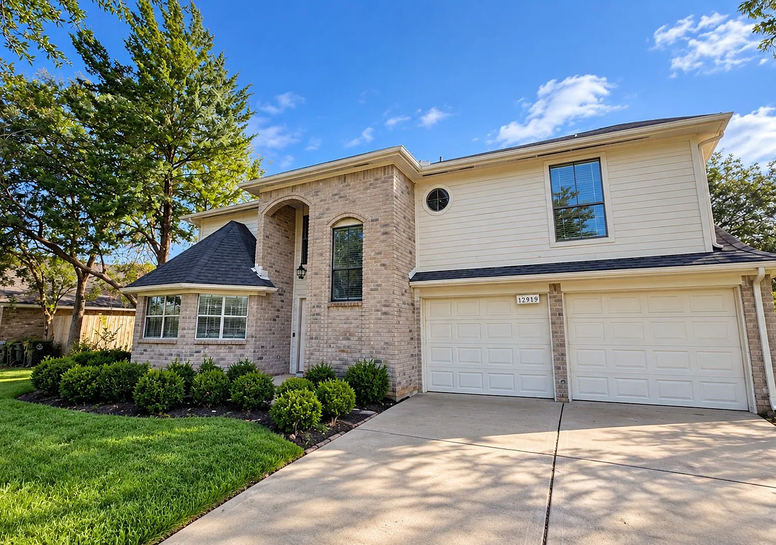 Well Kept 3 Bed 2.5 Bath in Prime Location — Photo 1