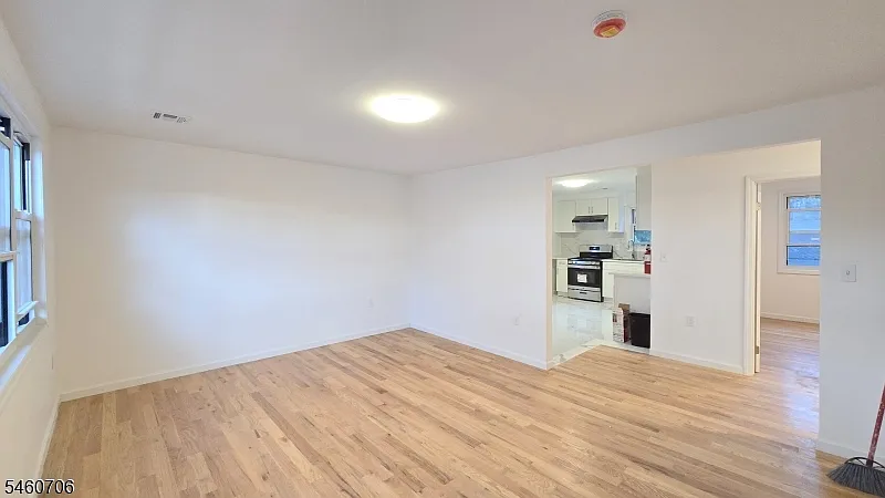 3 bed, 1.0 bath, 1000 sqft, $2,500 — Photo 4