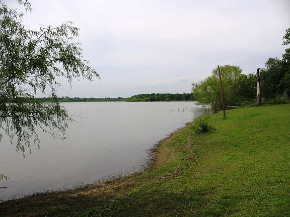 Great shore, nearly 400 feet of shoreline to enjoy- perfect place for fishing!