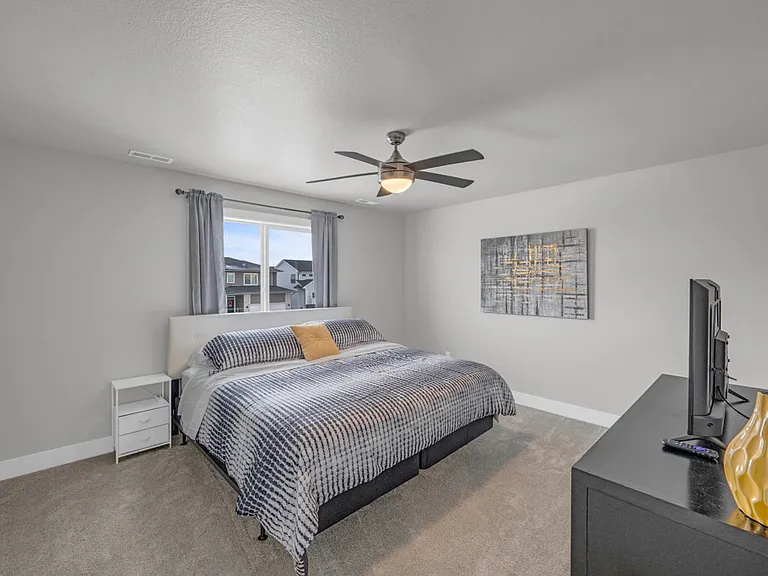 690 SE Booth Ave — Photo 13