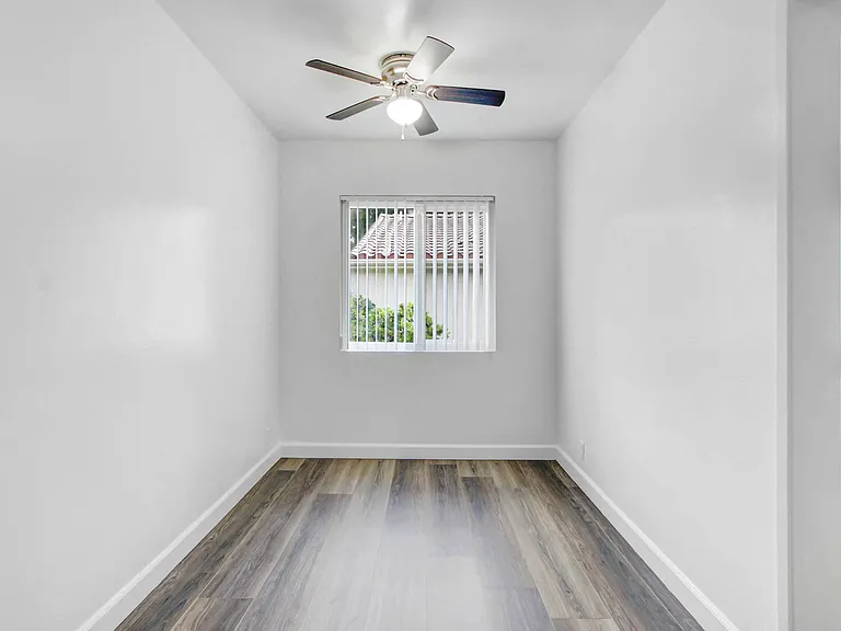 Country Club Apartments — Photo 7