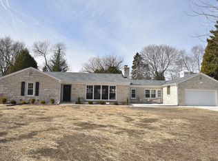 7863 N Links Cir, Fox Pt, WI 53217