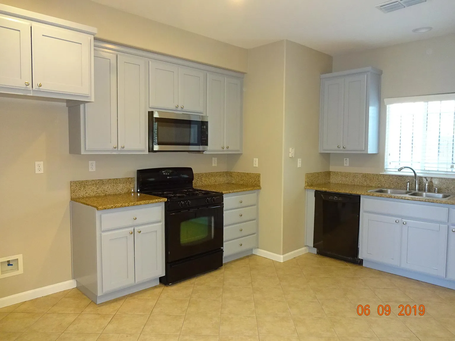 3 bed, 2.5 bath, 1500 sqft, $2,300 — Photo 4
