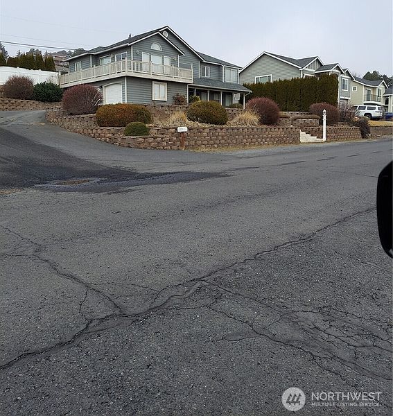 4th image of 405 Strand Road
