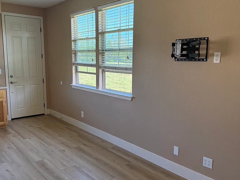 TV wall mount to facilitate placement
