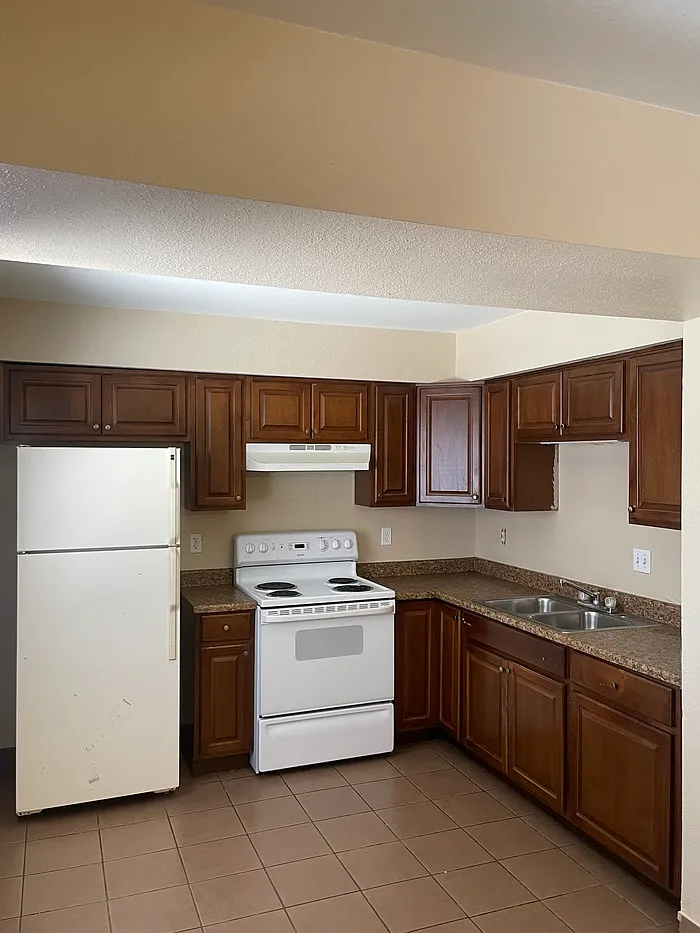 2 bed, 1.0 bath, $1,095 — Photo 2