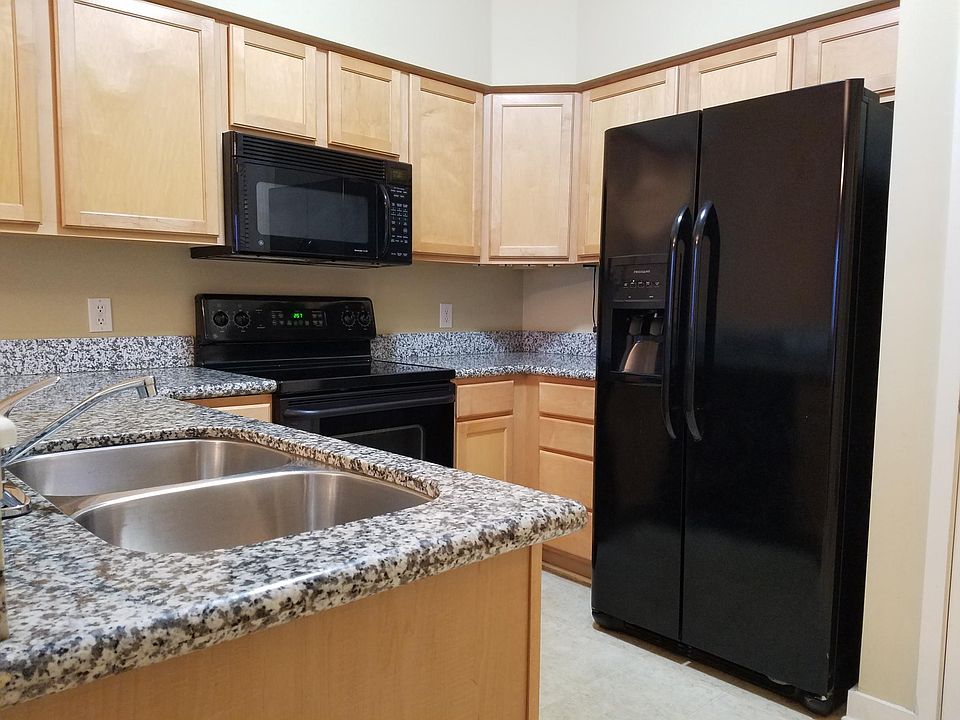 Nice kitchen with granite countertops and newer appliances!