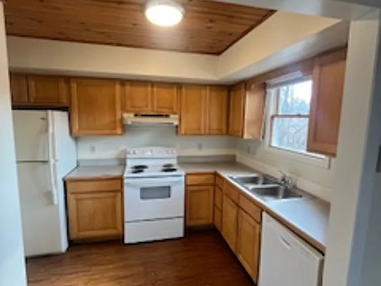 Price Drop! Charming 3 Bed 2.5 Bath Townhome! *6-Month Leases Accepted!* — Photo 3