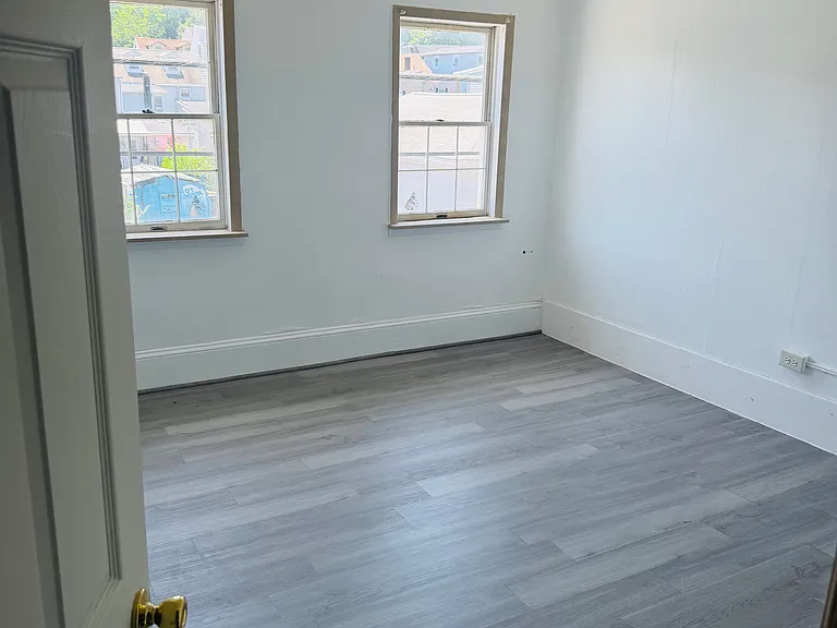 444 Lewis St — Photo 4
