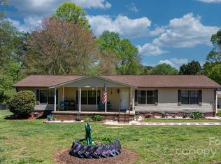 2003 Cape Hickory Cutoff Rd, Hickory, NC 28601