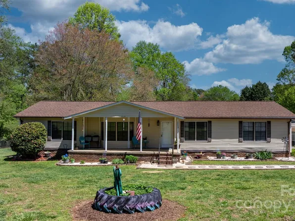 2003 Cape Hickory Cutoff Rd, Hickory, NC 28601