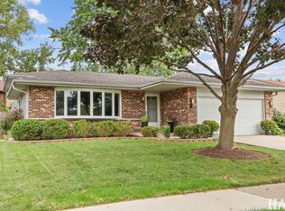 1942 Trail Ridge St, Arlington Heights, IL 60004