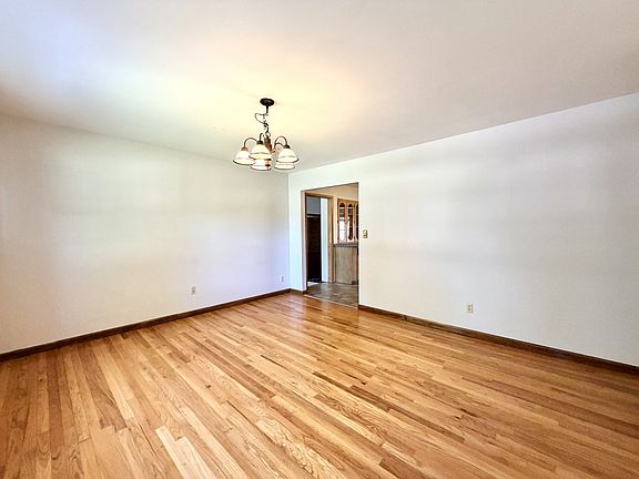 3rd image of 3412 Greenwood Dr
