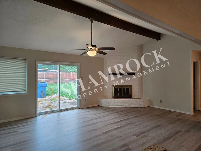 929 Rosedale Dr — Photo 3