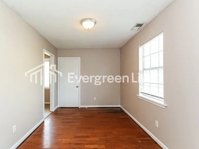 528 Leewood Ln — Photo 12