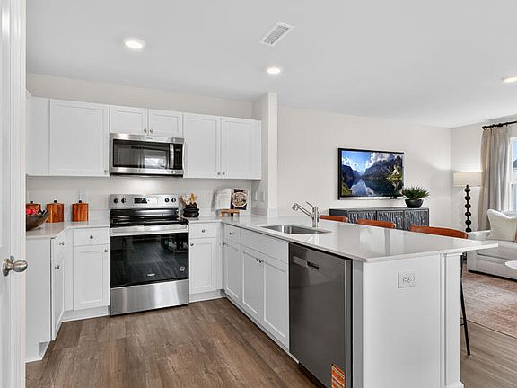 5th image of 424 Cherry Laurel Drive