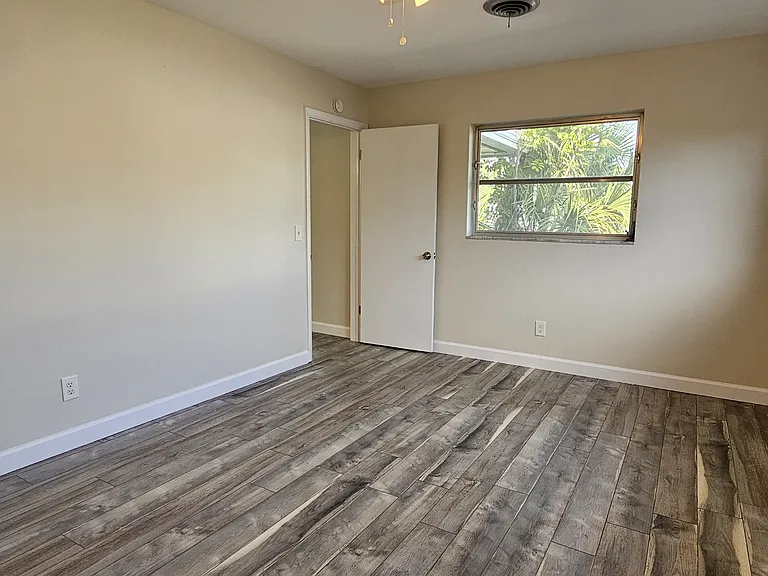 1329 Fairfield Dr — Photo 5