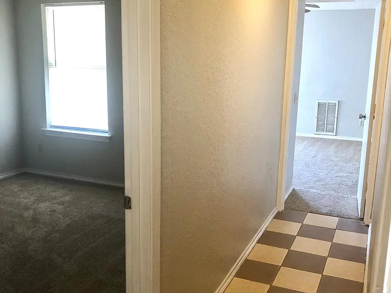1405 Scott Ct — Photo 10