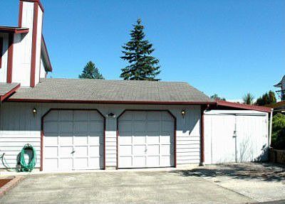 Garage/Enclosed Carport