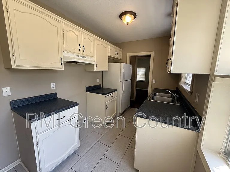 5523 S Madison Ave — Photo 12