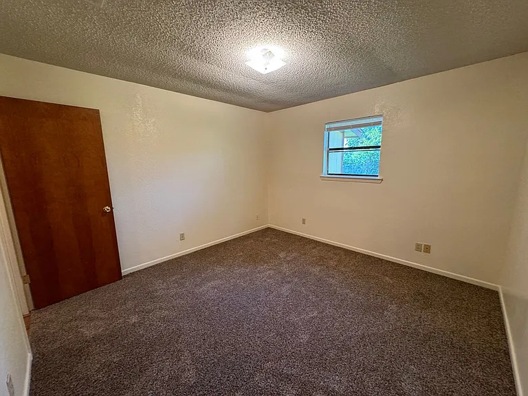 1115 White Ave — Photo 17