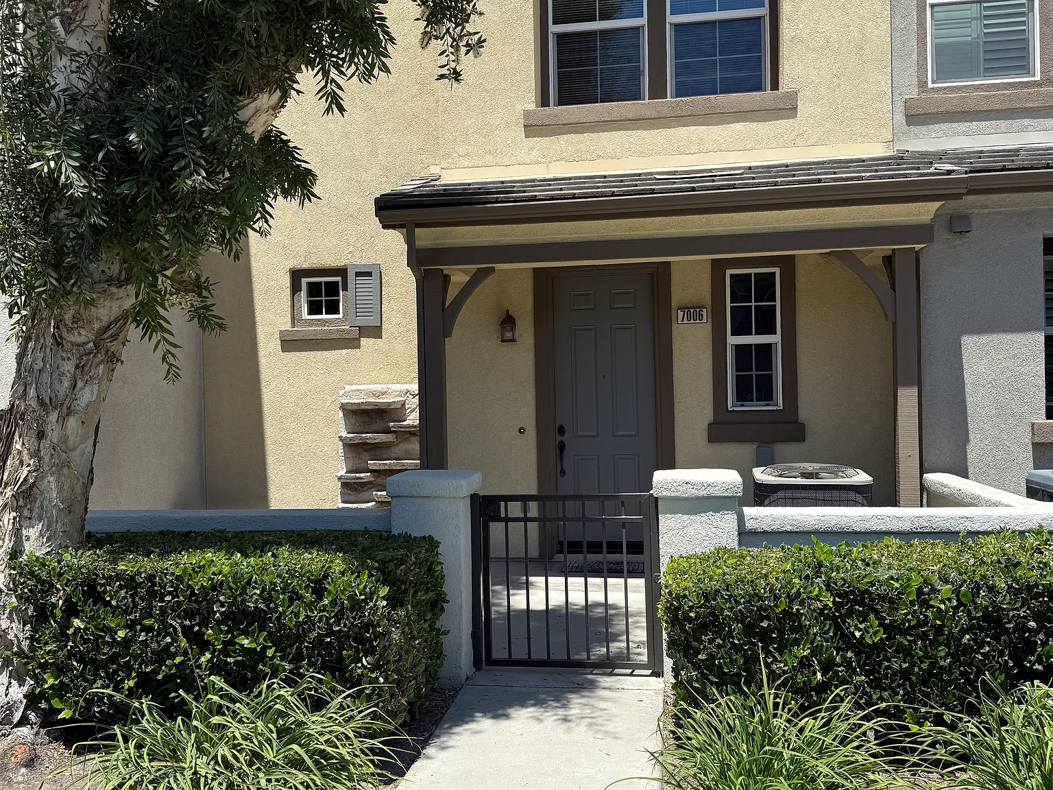 1 bed, 1.5 bath, 1090 sqft, $2,500 — Photo 1