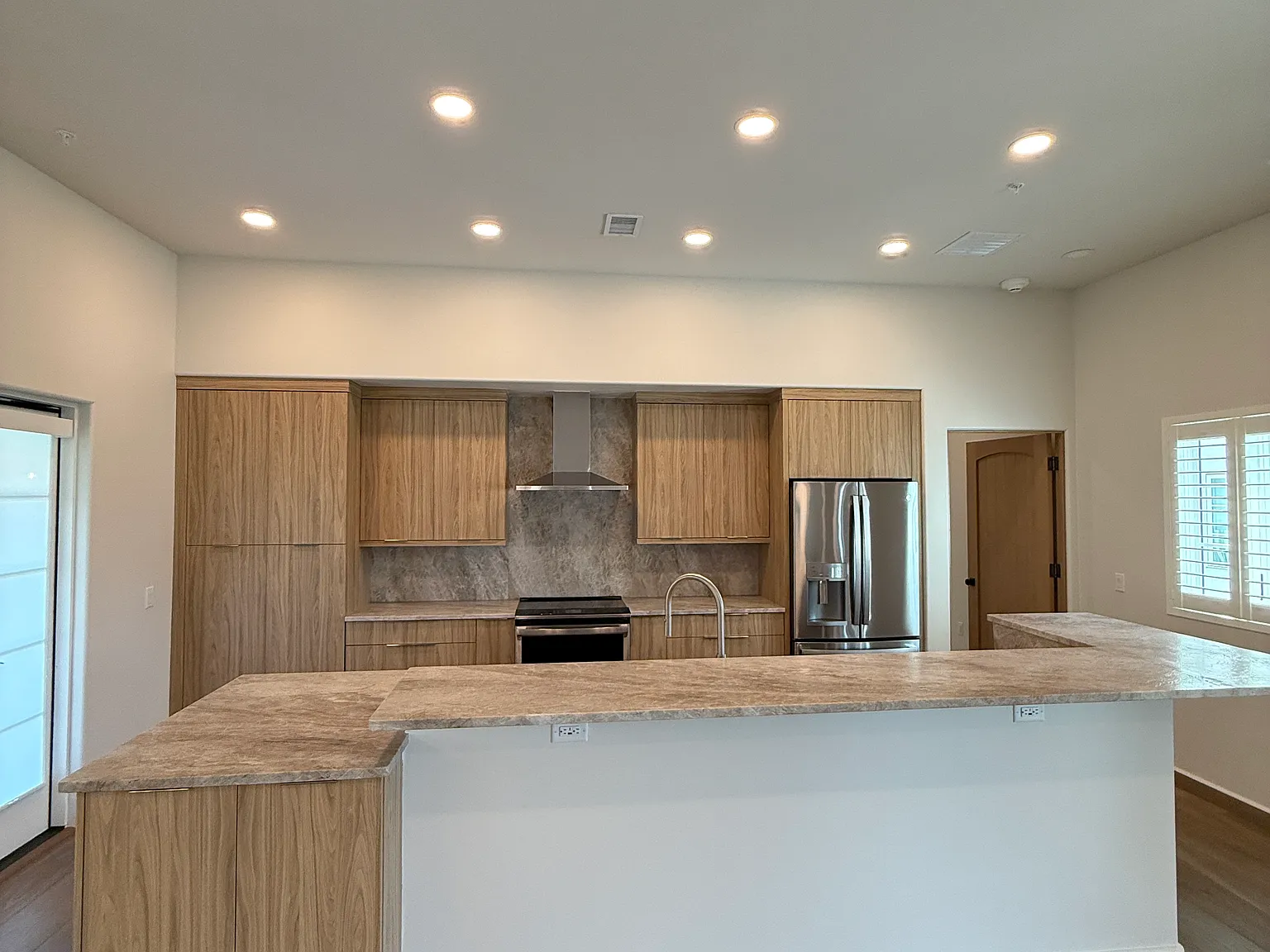 2 bed, 2.5 bath, 1532 sqft, $6,000 — Photo 3